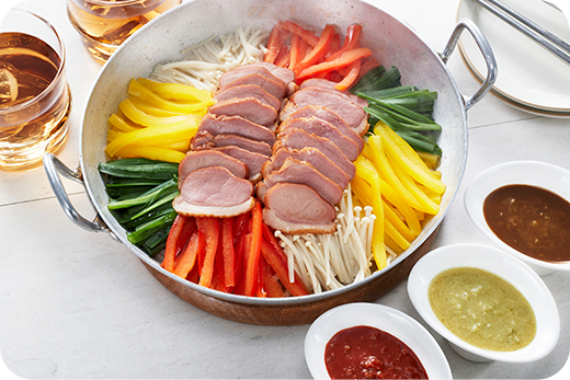 훈제 오리고기와 야채 찜와사비 소스